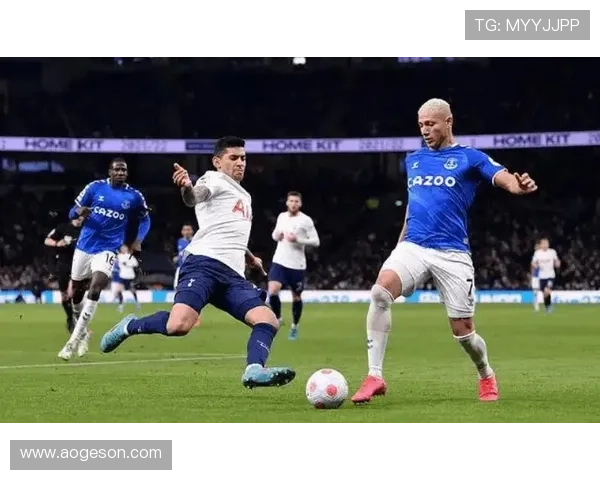 足球明星小罗亲笔签名珍藏品揭晓引发球迷热议与追捧