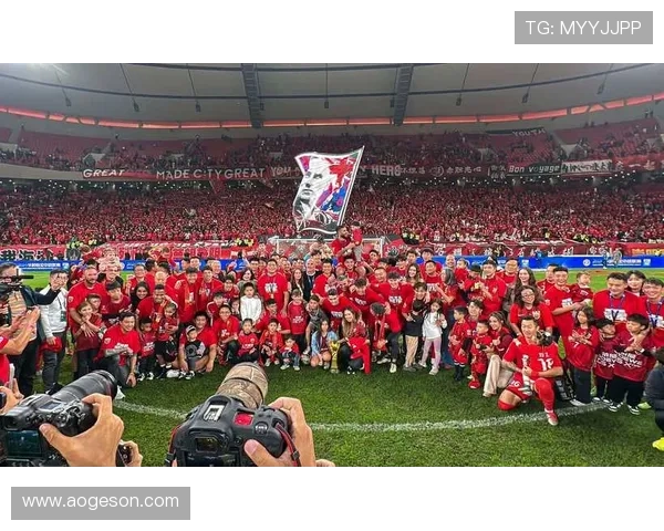 足球明星粉丝热情瞬间回顾展现偶像魅力与忠诚的精彩时刻 足球明星粉丝热情瞬间回顾展现偶像魅力与忠诚的精彩时刻