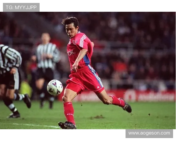 足球明星背后的故事与瞬间全景展示，揭示他们不为人知的一面